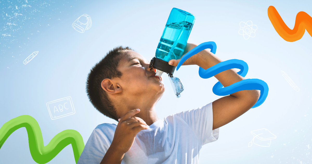Niño tomando de un termo de agua